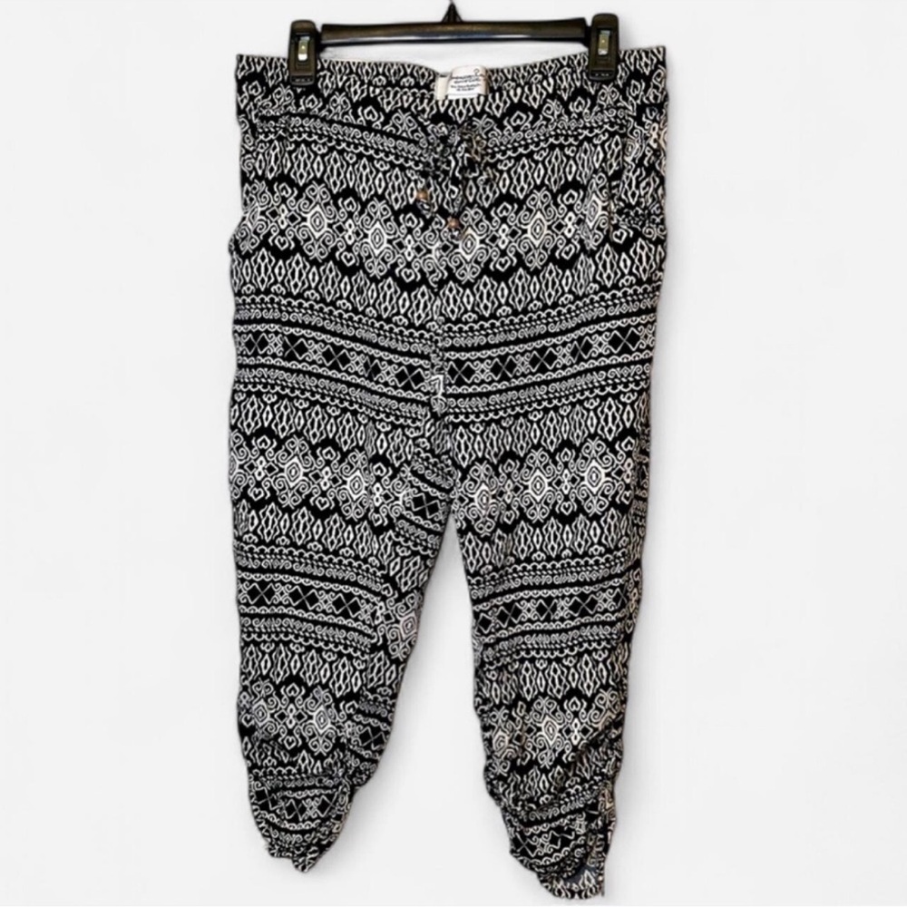 American Rag Black and White Boho Patterned Capri Pants - Medium